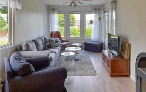 永比的住宿－Nice Home In Ljungby With Wifi，带沙发和电视的客厅
