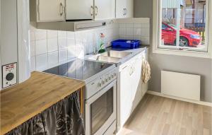ครัวหรือมุมครัวของ Nice Home In Ljungby With Wifi