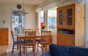 uma cozinha e sala de jantar com mesa e cadeiras em Nice Home In Ljungby With Wifi em Ljungby