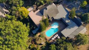 una vista aérea de una piscina frente a una casa en Royal Ping Garden and Resort, en Mae Taeng