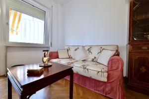 - un salon avec un canapé rouge et une table dans l'établissement Sanremo Dream - Casa di Pietro, à Sanremo