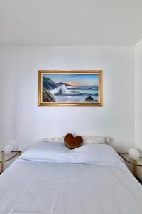 - une chambre dotée d'un lit avec une photo sur le mur dans l'établissement Sanremo Dream - Casa di Pietro, à Sanremo