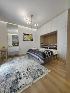 um quarto com uma cama grande e um tapete em Fully equipped apartment in the city center with a lake view em Pogradec