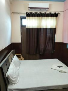 En eller flere senge i et værelse på Suresh Guest House & Hotel By WB Inn