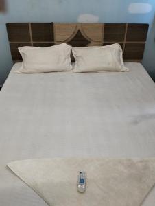 En eller flere senge i et værelse på Suresh Guest House & Hotel By WB Inn