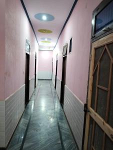 einen Korridor eines leeren Zimmers mit in der Unterkunft Suresh Guest House & Hotel By WB Inn in Bharatpur