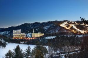 平昌平昌韩华度假酒店的雪中山顶上的酒店