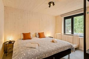 Chalet Florette في كوكسيجدي: غرفة نوم بسرير ونافذة كبيرة