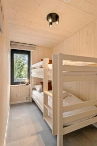 Zimmer mit 2 Etagenbetten in einer Hütte in der Unterkunft Chalet Florette in Koksijde