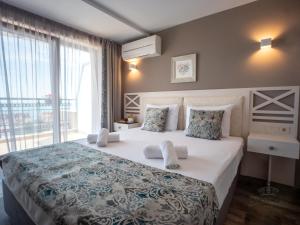 Postel nebo postele na pokoji v ubytování Cristiani Hotel Sozopol