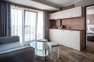 Kuchyň nebo kuchyňský kout v ubytování Cristiani Hotel Sozopol