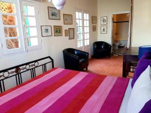 Giường trong phòng chung tại Chez Olivier - Île de Gorée