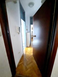 un pasillo con una puerta que conduce a una habitación en Franko's Cozy Apartment with garage, en Zagreb