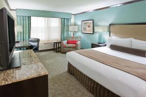 Habitación de hotel con cama y TV en Crowne Plaza Anchorage-Midtown, an IHG Hotel, en Anchorage