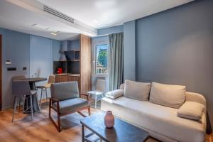 uma sala de estar com um sofá e uma mesa em Katouni25 Luxury Suites em Tessalônica