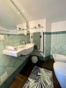 a bathroom with a sink and a toilet at La Casa nel Borgo in Fosdinovo