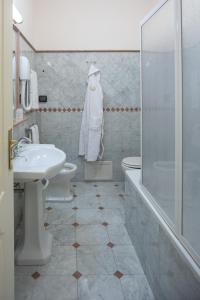 e bagno con lavandino, servizi igienici e doccia. di Hotel Trinacria a Palermo