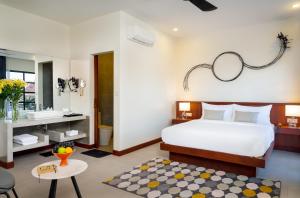 een hotelkamer met een bed en een badkamer bij Blanc Smith Residence in Siem Reap