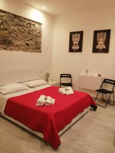 1 dormitorio con 1 cama con manta roja en Marvin's Home, en Giardini Naxos