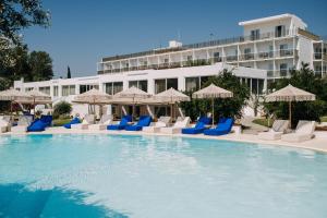 Bazén v ubytování Brown Beach Evia Island, All Inclusive in Eretria, a member of Brown Hotels nebo v jeho okolí
