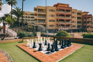 un tablero de ajedrez en el césped frente a un edificio en Apartamento Royal Park Albatros, en San Miguel de Abona