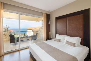 Postel nebo postele na pokoji v ubytování Blue Bay Halkidiki
