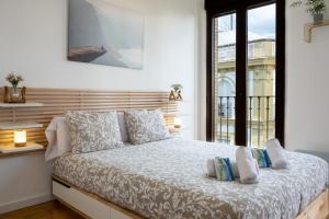 1 dormitorio con cama y ventana grande en Vista Catedral, en Sevilla