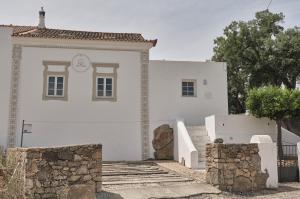 a white building with a staircase in front of it at Casa do Brasão in Marvão