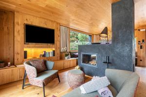 a living room with a couch and a fireplace at Chalet Bergfreund in Valdaora