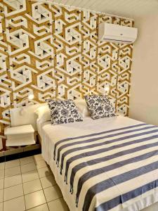 um quarto com uma cama e uma parede de madeira em Manbana 333 em Folle Anse