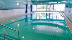 Bazén v ubytování Sandman Hotel Victoria nebo v jeho okolí