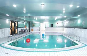Bazén v ubytování Sandman Hotel Victoria nebo v jeho okolí