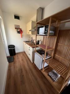 uma cozinha com pisos em madeira e uma bancada em The Knock Guest house em Dunhill