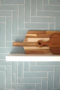 dois pedaços de madeira numa prateleira numa parede em A Casa de Cima - Cacela Velha em Vila Nova de Cacela