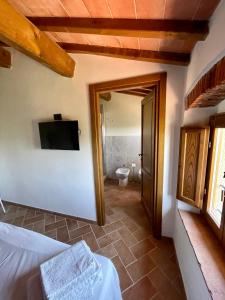 a bedroom with a bed and a bathroom with a toilet at Affittacamere Il Vecchio Mandorlo in Montemagno