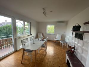 cocina con mesa y sillas en una habitación en Sonnige 3 Zimmer Wohnung mit schönem Balkon im Grünen, en Reutlingen