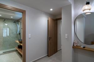 bagno con doccia e specchio di Gatzeas Blue a Kato Gatzea Altre 171 foto