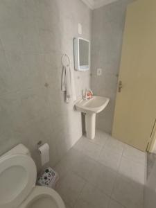 Et badeværelse på LAZER NA ATALAIA 2