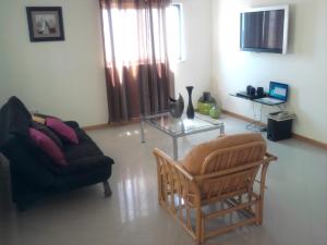 sala de estar con sofá y mesa en Apartamentos Santiago - Maio en Vila do Maio