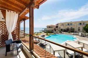 Bazén v ubytování Blue Bay Halkidiki nebo v jeho okolí