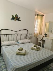 ein Schlafzimmer mit einem großen Bett mit zwei Kissen darauf in der Unterkunft B&B La Marinella in Palinuro