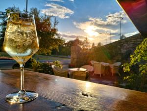 un bicchiere di vino seduto sopra un tavolo di Gran Osteria Tre Noci a Sistiana