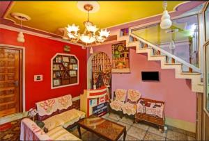 una sala de estar con muebles y una escalera. en Tiramisu Inn By 29bungalow en Srinagar