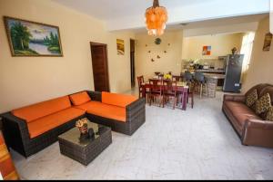 sala de estar con sofá y comedor en Villa Soorkea en La Gaulette
