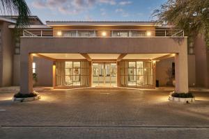 une maison avec une grande allée en face de celle-ci dans l'établissement Regent Select Hotel, à Gaborone