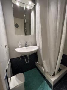 スパタにあるHector Apartment Airport by Airstayのバスルーム(洗面台、トイレ、鏡付)
