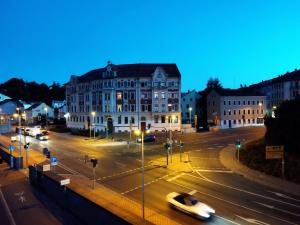 a city street at night with a building and a car w obiekcie Hostel Meissen Old Town Bridge w mieście Miśnia
