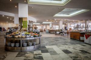 una cafetería con una línea de buffet con comida expuesta en Hotel Gergana - Ultra All Inclusive, en Albena