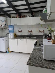 una cocina con encimeras blancas y electrodomésticos blancos en Granados, en Asunción