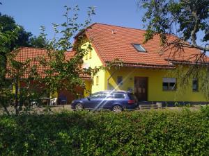 a car parked in front of a yellow house at Urlaub mit Hund auf dem Bauernhof Hofswald in Euscheid